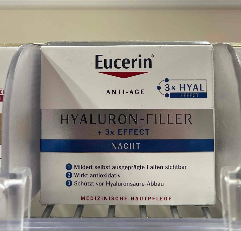 Eine Packung Eucerin Hyaluron-Filler für die Nacht steht zum testen in einem Regal.