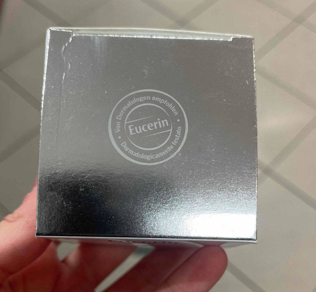 Eucerin Hyaluron-Filler-Test: Auf der Oberseite der Kartonverpackung ist ein Siegel.
