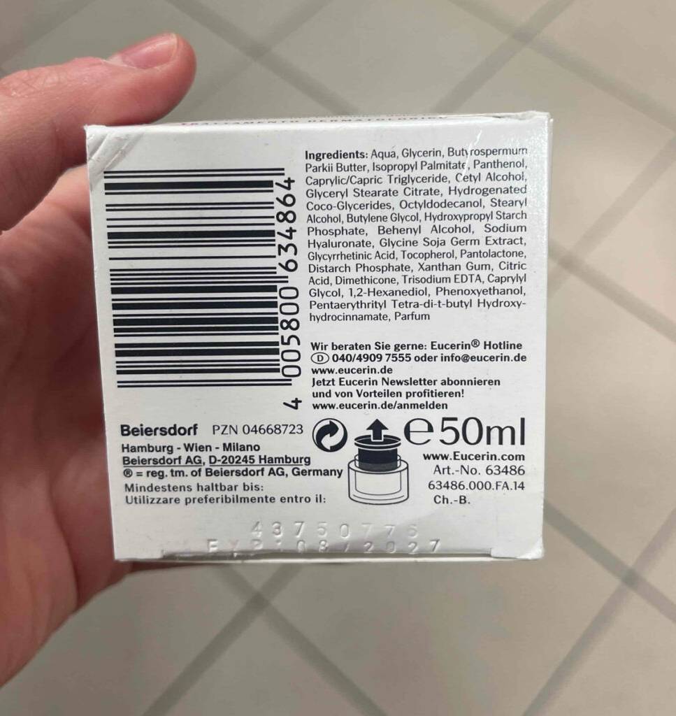 Auf der Unterseite der Verpackung von getestetem Eucerin Hyaluron-Filler stehen Informationen zum Inhalt und Hersteller.