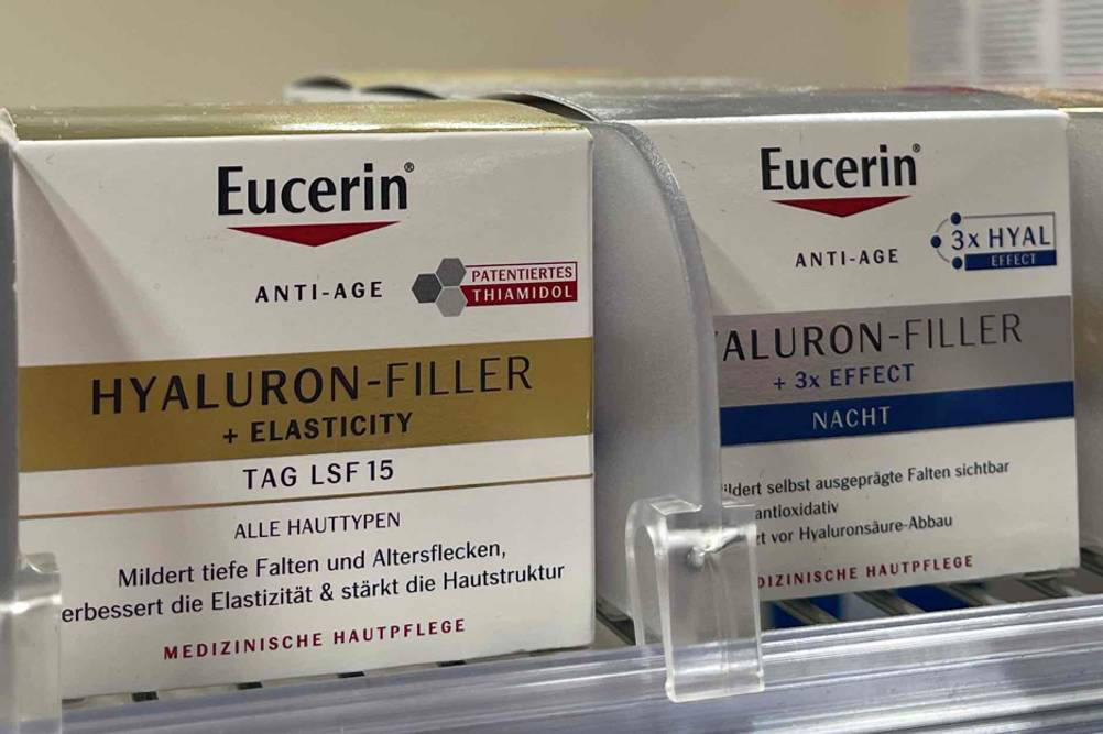 Eucerin Hyaluron-Filler im Test: Mehrere Packungen verschiedener Sorten stehen in einem Regal.