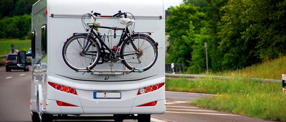 Wohnwagen mit Fahrradanhänger