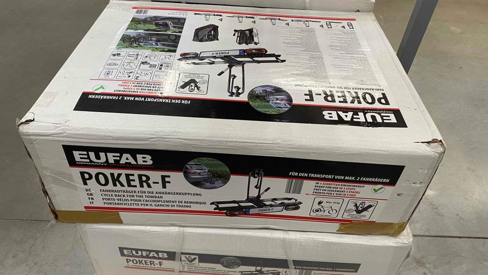 Eufab-Fahrradträger Poker-F im Test: Kartons wurden aufeinander gestapelt.