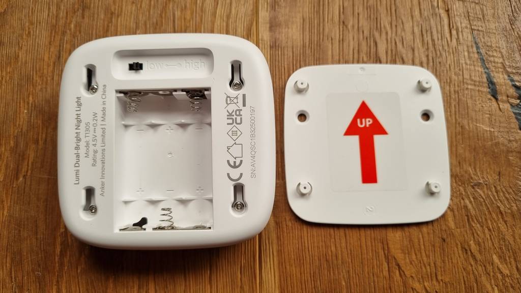 Nachtlicht von hinten, es ist offen und zeigt Slots für Batterien.