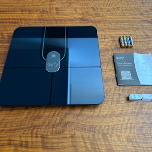 Der Lieferumfang der Eufy Smart Scale P2 Pro liegt auf einem Tisch