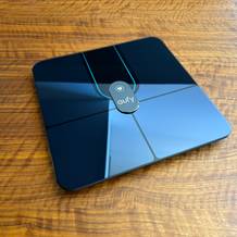 Die Eufy Smart Scale P2 Pro steht auf einem Holztisch