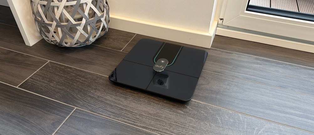 Die Eufy Smart Scale P2 Pro steht auf einem gefliesten Boden
