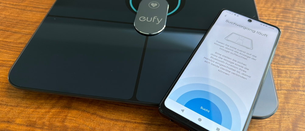 Die Eufy Smart Scale P2 Pro wird mit einem Handy gekoppelt
