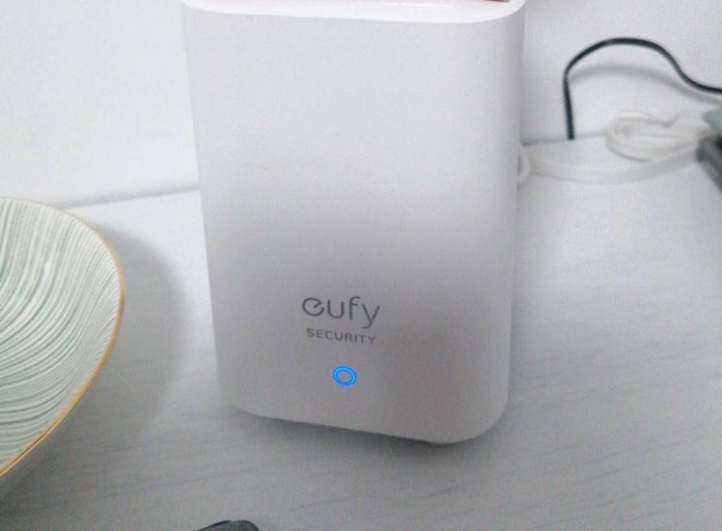 Überwachungskameras für außen im Test: Eufy Innenbasis zum Speichern der Aufnahmen in Weiß steht auf einem hellen Untergrund.