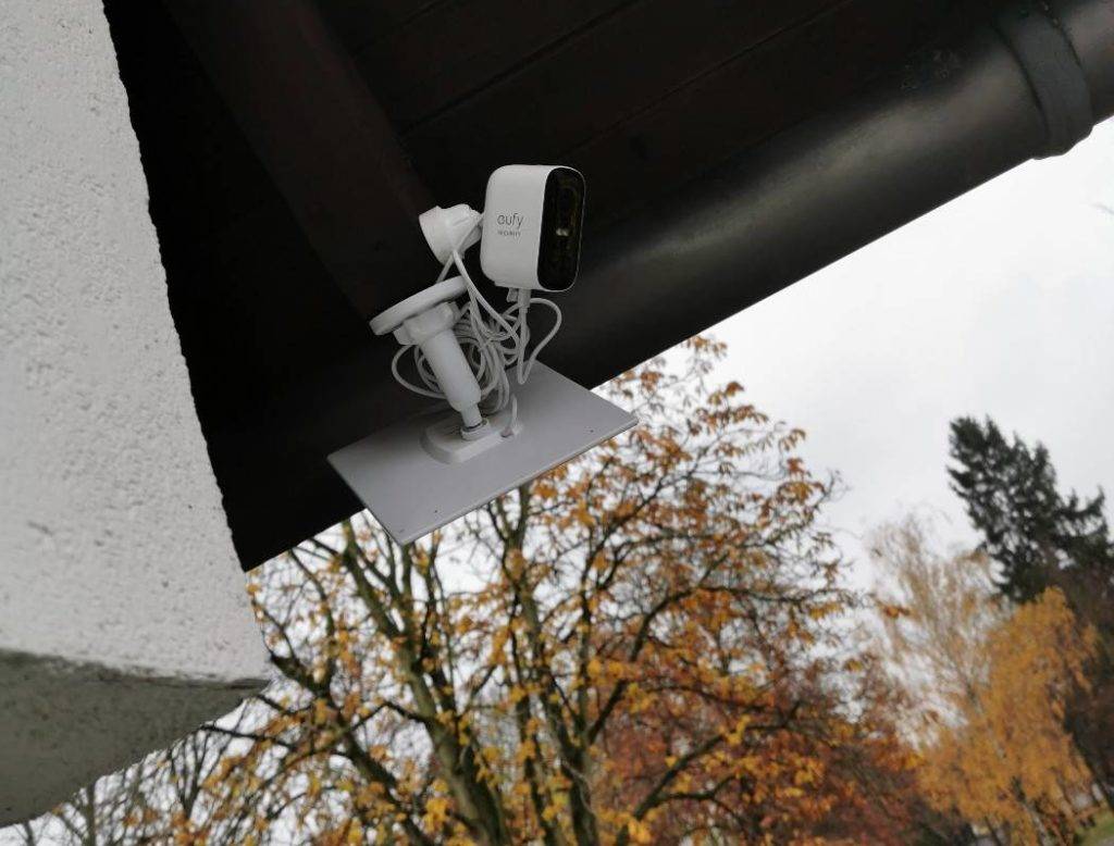 WLAN-Überwachungskameras für den Außenbereich im Test: ein weißes Modell Eufycam ist an einem Hausdach montiert.