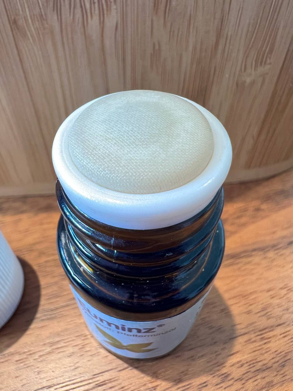 Pfefferminzöl im Test in einer lichtdichten Braunglas-Flasche inklusive Applikator.