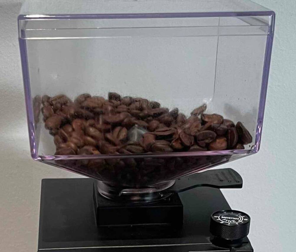 Detailansicht des transparenten Kaffeebohnen-Behälters einer Siebträger-Kaffeemühle im Test.