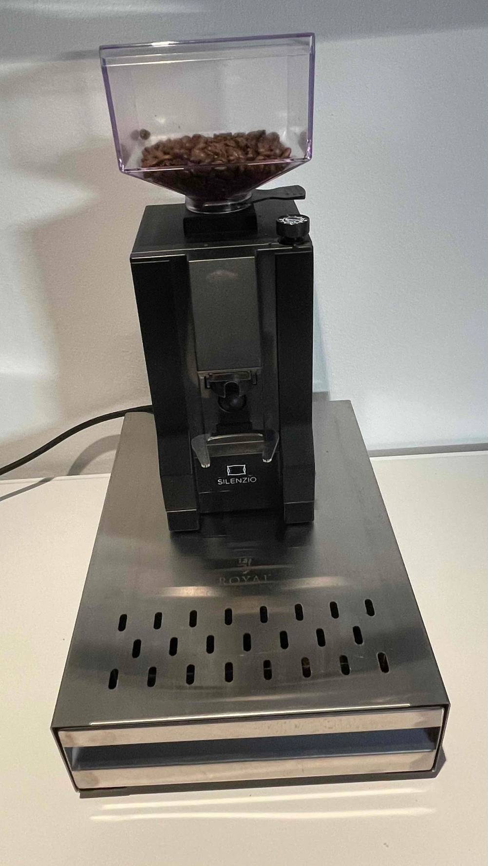 Gesamtansicht einer getesteten Siebträger-Kaffeemühle, die auf einer Sudschublade steht.