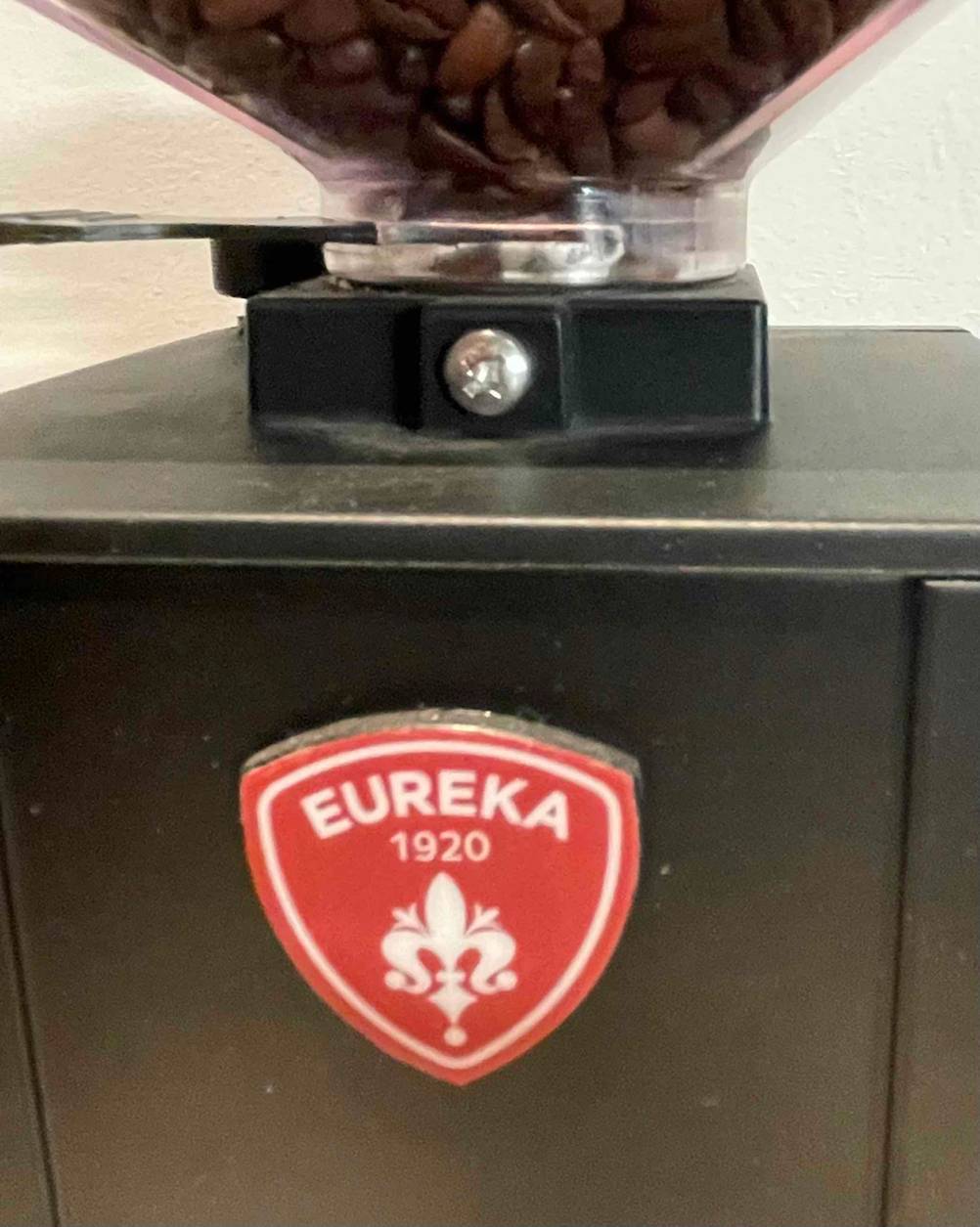 Nahaufnahme des roten Markenzeichens von Eureka 1920 einer Siebträger-Kaffeemühle im Test.