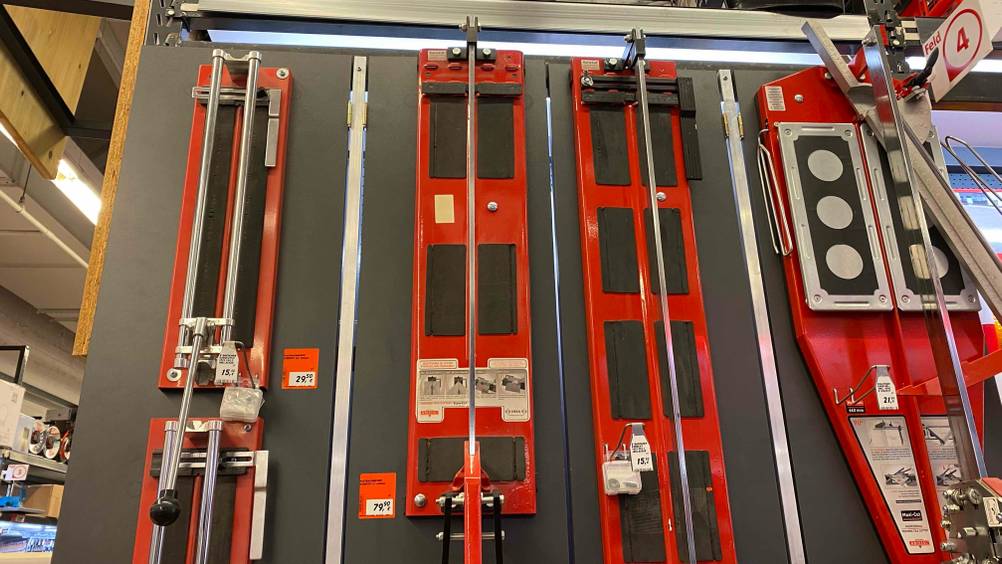 Fliesenschneider 600mm getestet: An einer Verkaufswand hängt das Produkt neben anderen inklusive Preisangaben.