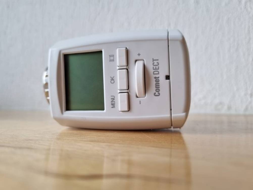 heizkoerperthermostat-test: Ein Thermostat liegt abmontiert auf dem Tisch. 