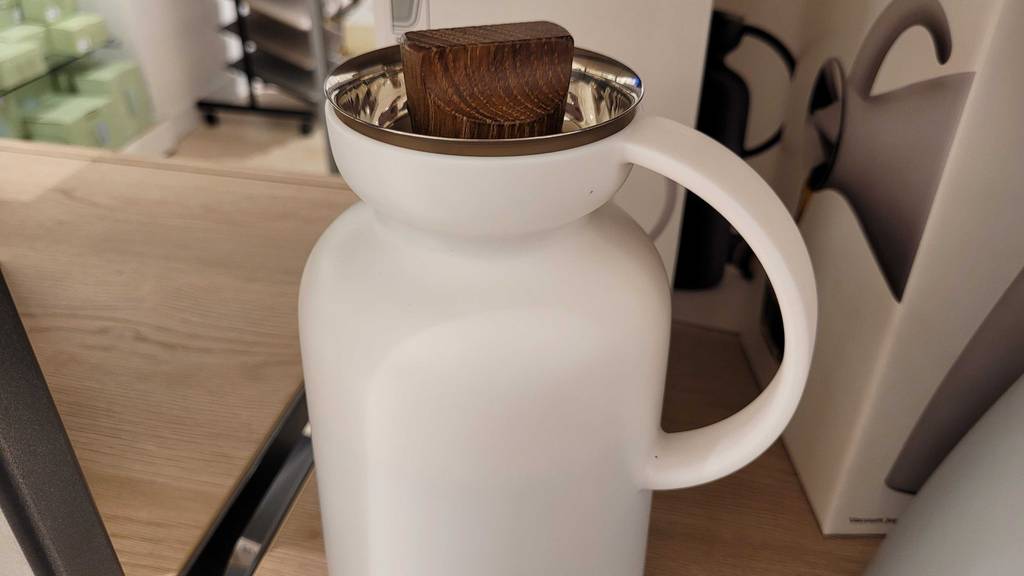 Thermoskanne im Test: Nahansicht des oberen Teils mit Schraubverschluss und Handgriff.