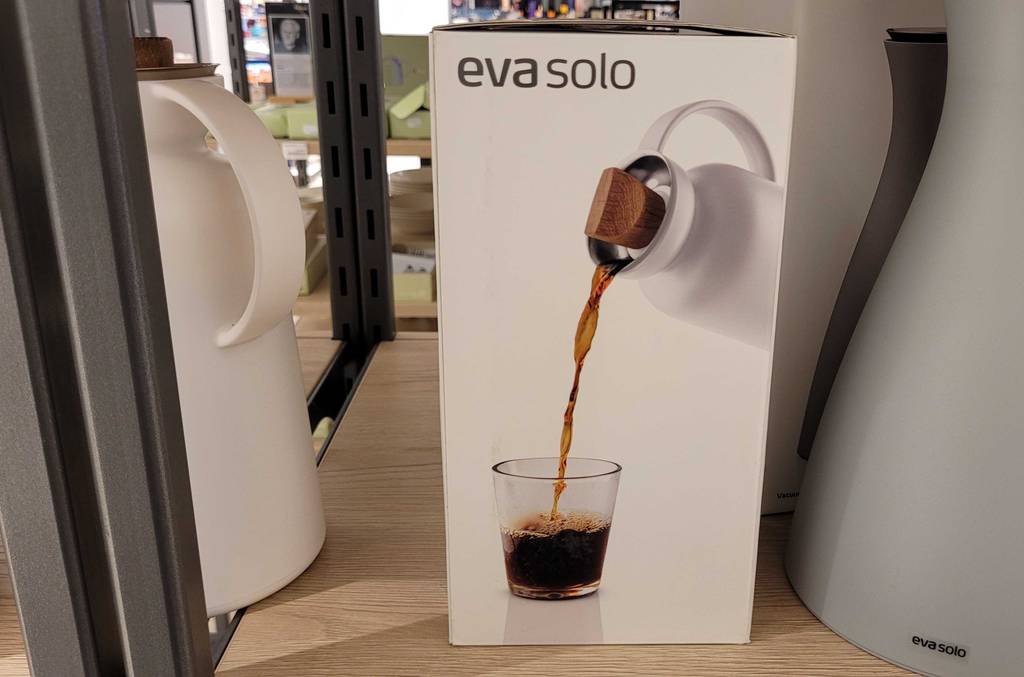 Auf der Verpackung einer getesteten Thermoskanne wird Kaffee in ein Glas geschenkt.