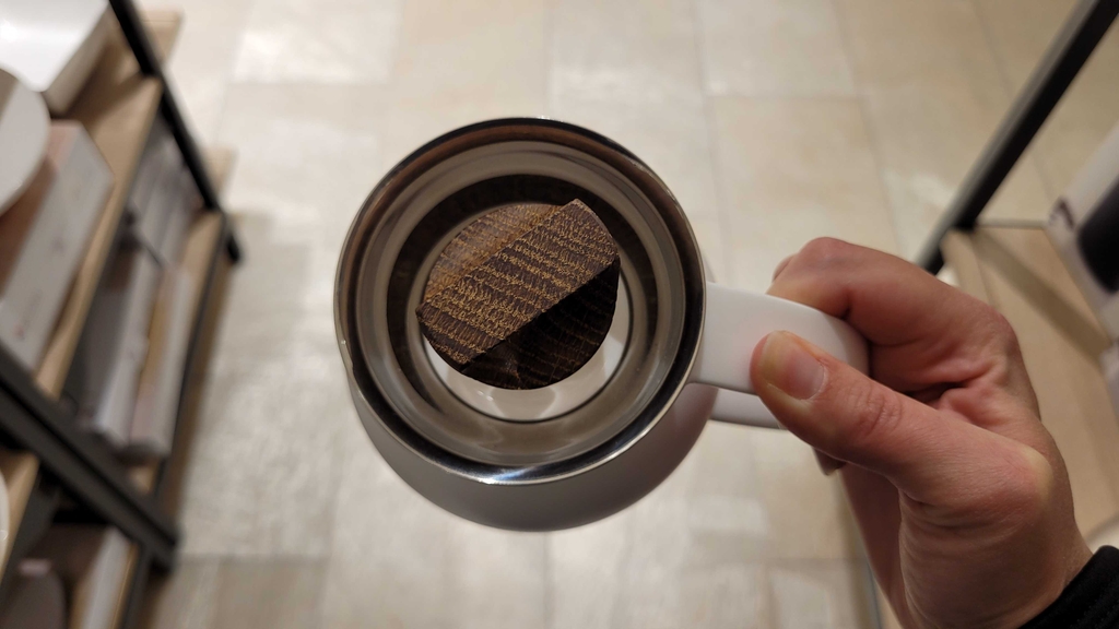 Blick von oben auf eine getestete Thermoskanne mit Schraubverschluss.