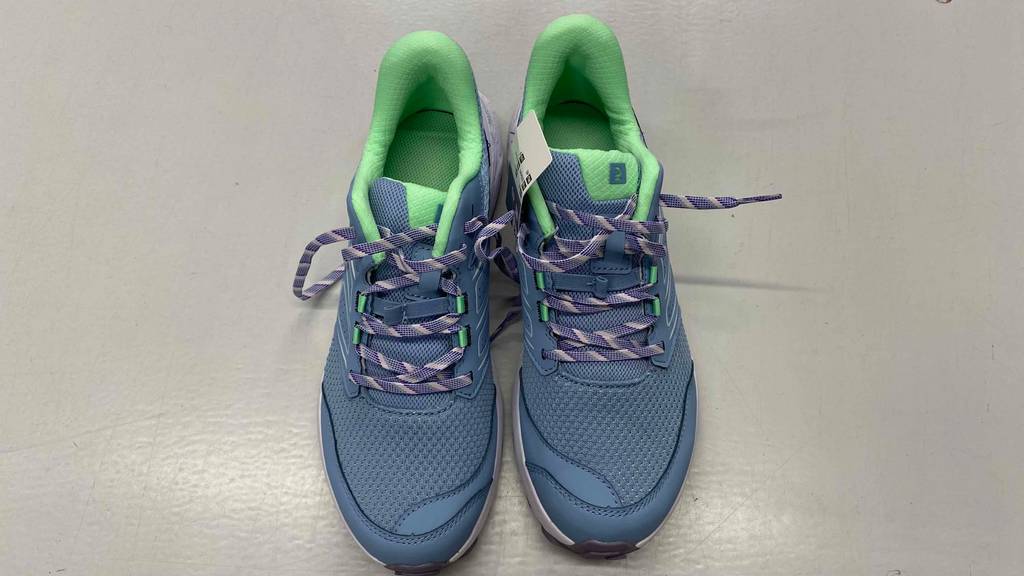 Im Test: Trailrunningschuhe für Damen in blau von Evadict stehen auf weißer Fläche.