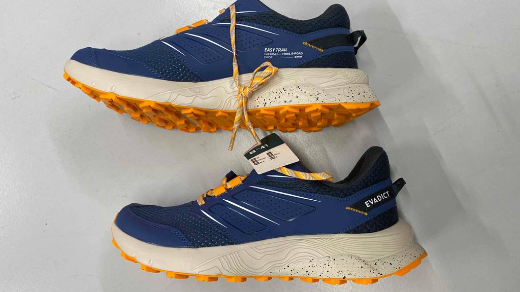 Trailrunningschuhe für Herren im Test: Ein Paar in dunkelblau von Evadict seitlich übereinander auf weißer Fläche.