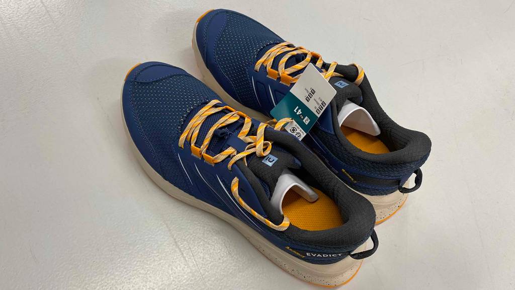 Trailrunningschuhe für Herren im Test: Ein Paar in dunkelblau von Evadict steht auf weißer Fläche.