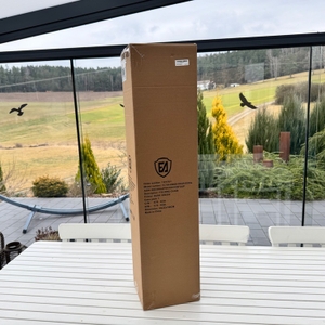 Der Karton des Ever Advanced EU-FC750-99806H-BLK steht auf einem Tisch