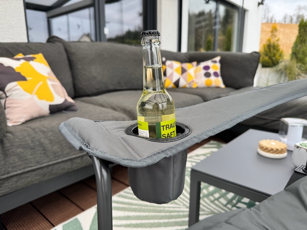 Ein Getränk im Halter des Ever Advanced EU-FC750-99806H-BLK