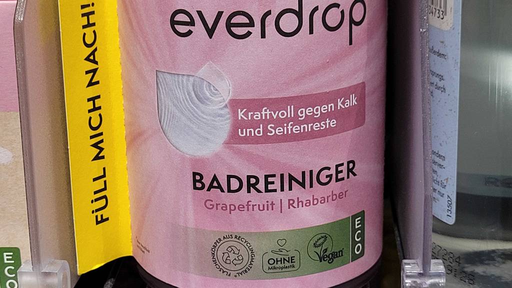 Badreiniger-Test: Nahaufnahme des rosafarbenen Etiketts auf dem Pumpspender von Everdrop.