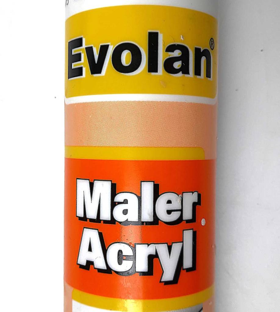 Detailansicht der Aufschrift auf einer Dose Acryl-Dichtstoff im Test.
