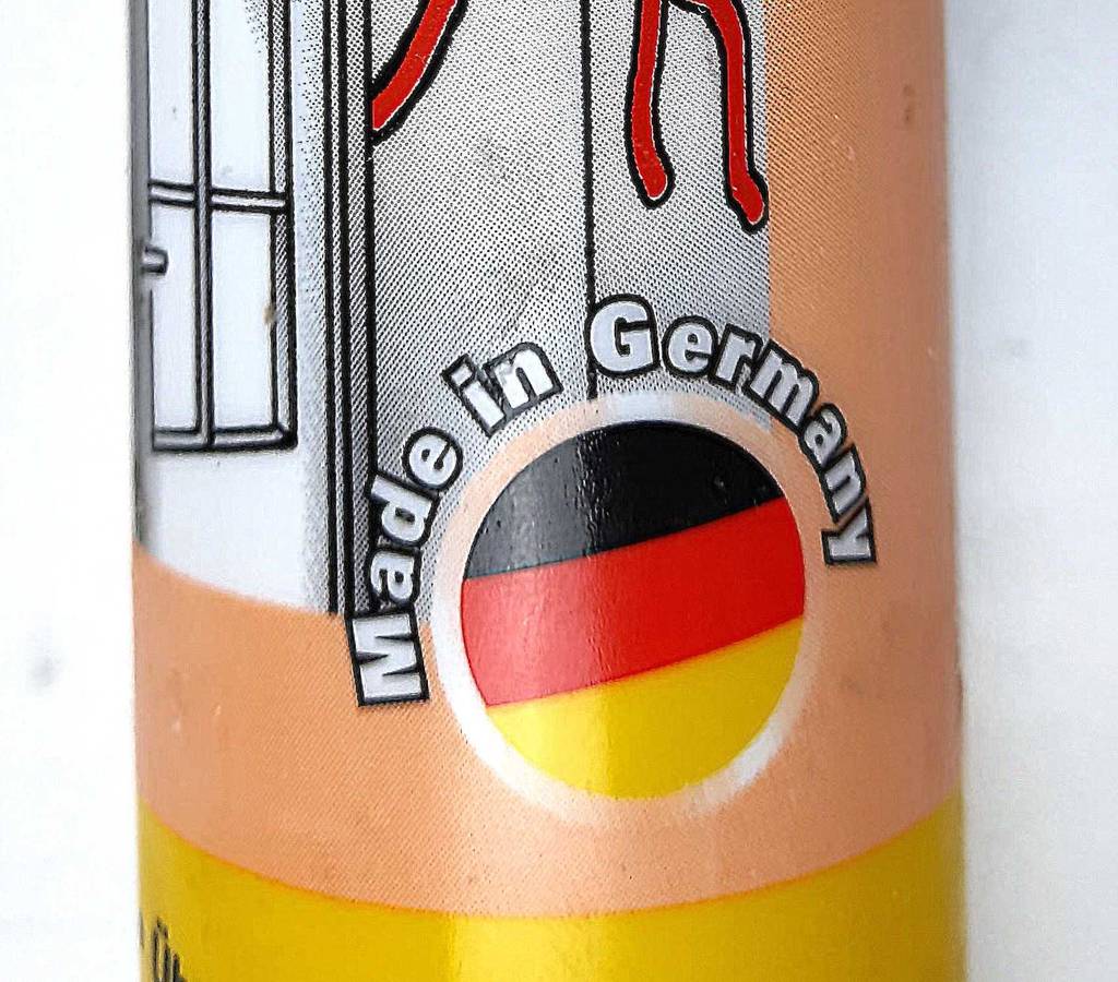 Auf der Kartusche von getestetem Acryl-Dichtstoff steht groß Made in Germany.