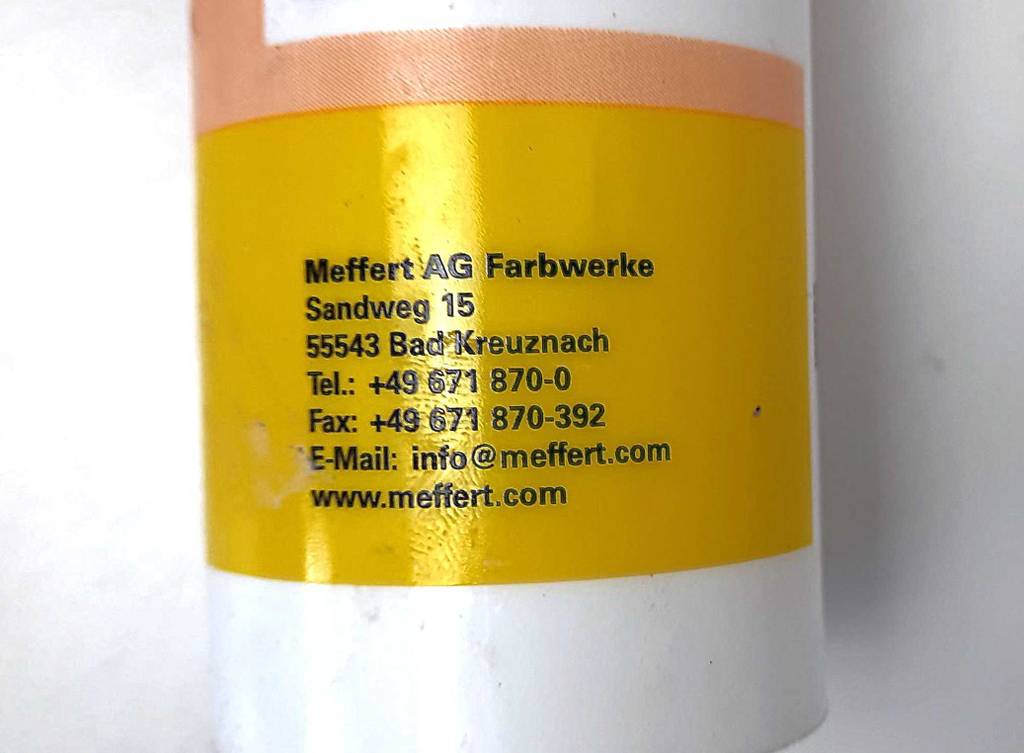 Auf der Kartusche von getestetem Acryl-Dichtstoff stehen Angaben zum Hersteller.