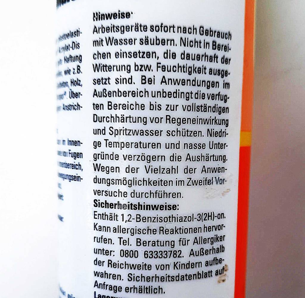 Acryl-Dichtstoff im Test: Auf der Kartusche sind Hinweise zur Verwendung.