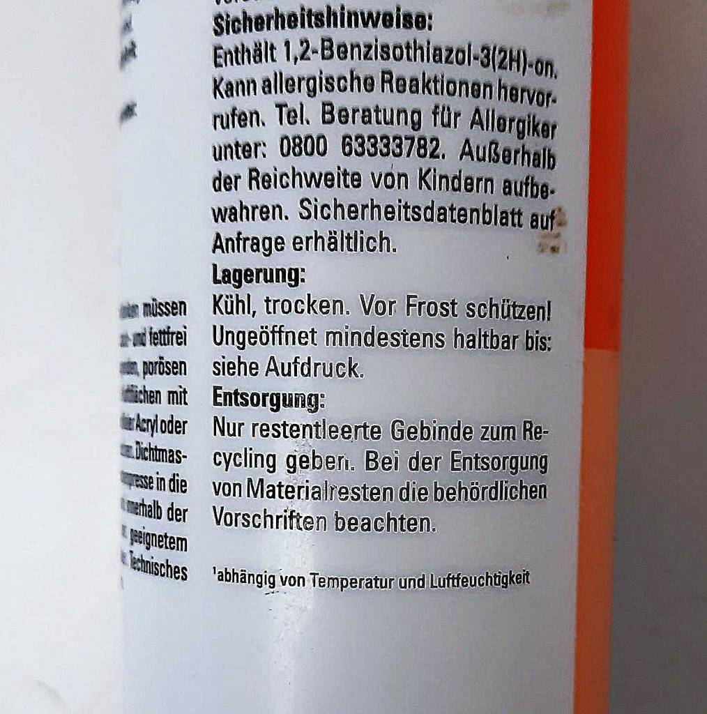 Acryl-Dichtstoff im Test: Auf der Rückseite der Kartusche stehen Sicherheits- und Lagerungshinweise.