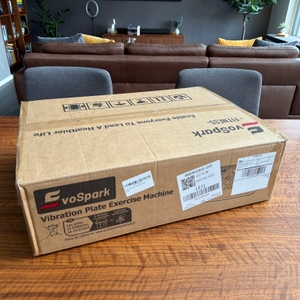 Der Karton der EvoSpark JTF017D-D steht auf einem Tisch.