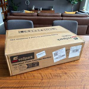 Der Karton der EvoSpark JTF017D-D steht auf einem Tisch.