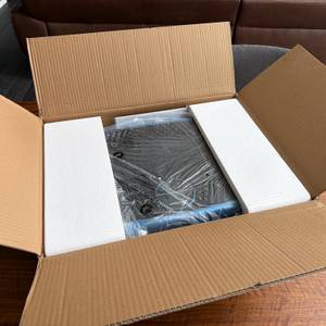 Der geöffnete Karton der EvoSpark JTF017D-D.