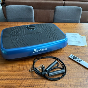 Der Lieferumfang der EvoSpark JTF017D-D liegt auf einem Tisch.