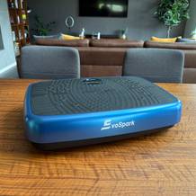 Die EvoSpark JTF017D-D steht auf einem Tisch.