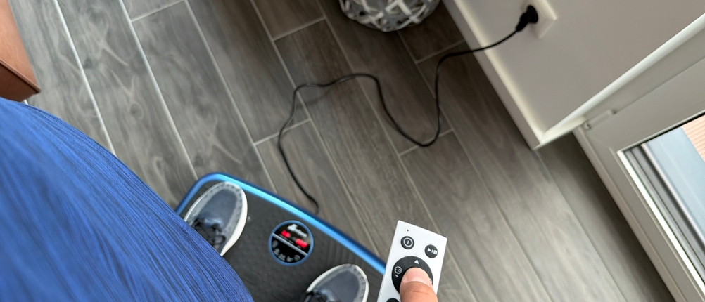 Mit der Fernbedienung wird die EvoSpark JTF017D-D gesteuert.