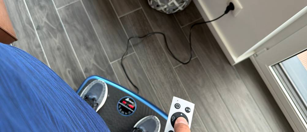 Mit der Fernbedienung wird die EvoSpark JTF017D-D gesteuert.