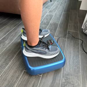 Zwei Füße stehen auf der EvoSpark JTF017D-D.