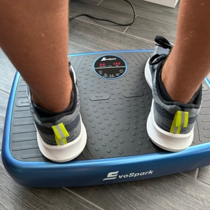 Zwei Füße stehen nebeneinander auf der EvoSpark JTF017D-D.