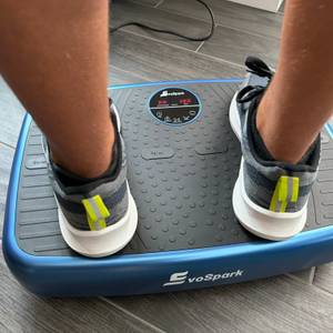 Zwei Füße stehen nebeneinander auf der EvoSpark JTF017D-D.