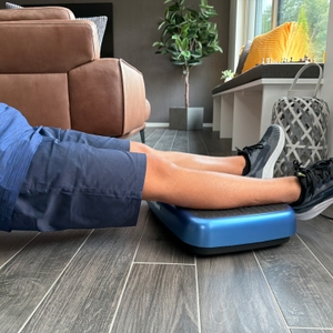 Zwei Beine liegen auf der EvoSpark JTF017D-D.