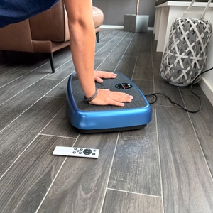 Zwei Hände stützen sich auf der EvoSpark JTF017D-D ab.