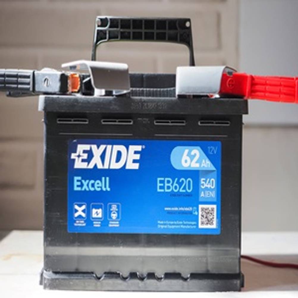 Exide-Batterie getestet: Autobatterie an Starterkabel angeschlossen
