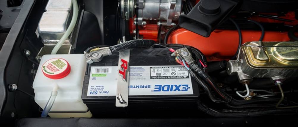 Exide-Batterie im Test: Eine eingebaute Batterie im Motor eines Autos