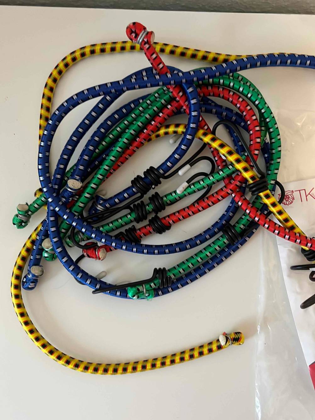 Im Test: Mehrere verschiedenfarbige Expander auf einem hellen Tisch.