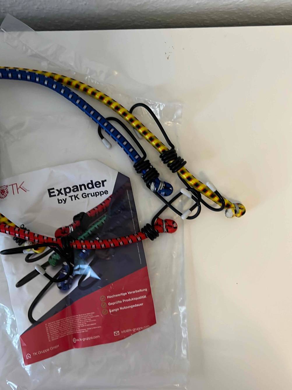Expander getestet: Nahaufnahme der Hacken am Ende auf einer hellen Fläche.