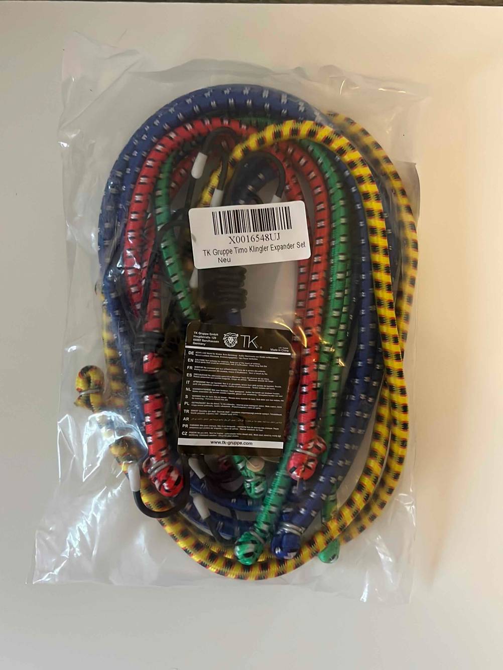 Eine Packung mit vielen verschiedenfarbigen Expandern auf einer hellen Oberfläche im Test.